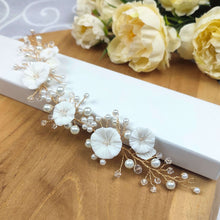 Charger l&#39;image dans la galerie, Bijou de cheveux Edora sur fond clair, détails des fleurs en porcelaine, perles et cristal.
