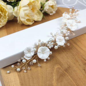 Vue rapprochée du bijou Edora, composition florale avec perles nacrées et cristaux