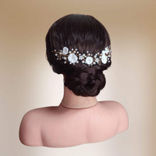 Charger l&#39;image dans la galerie, Bijou de tête Edora avec fleurs en porcelaine, perles et cristal, porté sur chignon bas