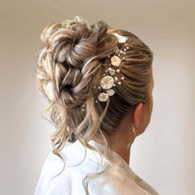 Charger l&#39;image dans la galerie, Vigne de cheveux Edora posée sur coiffure haute, style romantique, fleurs en porcelaine et perles