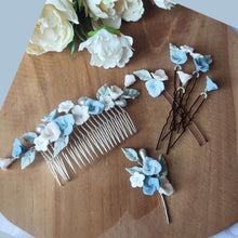 Charger l'image dans la galerie, Ensemble d’accessoires de mariage en fleurs de porcelaine bleues avec peigne, épingles et boutonnière assortis