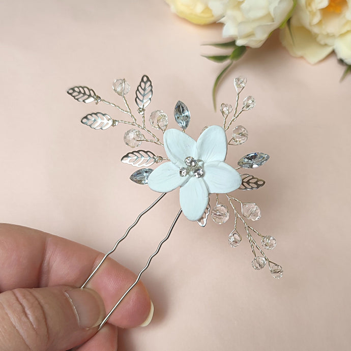 épingle à chignon avec cristaux transparents, strass, feuilles argentées et fleur blanche pour coiffure de mariage ou soirée