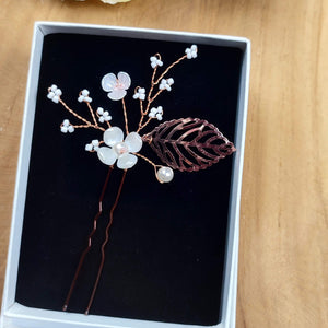 épingle à chignon florale avec perles de rocailles, petites fleurs et feuilles or rose pour coiffure de mariage champêtre ou bohème