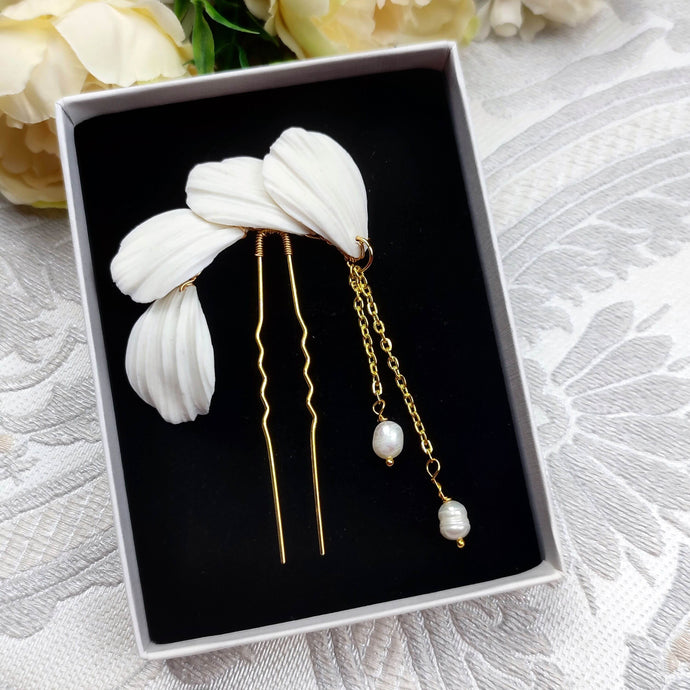 petit bijou de cheveux sur épingle à chignon avec 4 feuilles blanches en porcelaine froide et 2 perles d'eau douce pendantes de 2 chaînettes dorées de différentes longueurs
