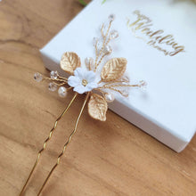 Charger l&#39;image dans la galerie, épingle à chignon florale avec feuilles dorées et fleur blanche en porcelaine froide, cristal et perles naturelles d eau douce pour coiffure de mariage ou soirée