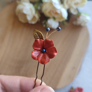 épingle à cheveux avec fleurs oranges en porcelaine froide, feuilles bronze et perles bleu foncé pour coiffure bohème de mariage d'automne