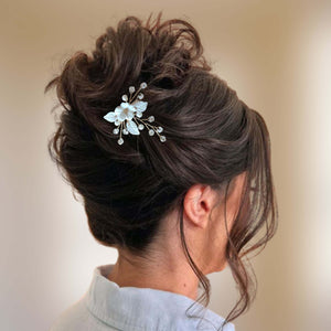 Bijou de cheveux, épingle à chignon florale avec perles naturelles d'eau douce, perles de cristal, feuilles et fleur 100% artisanales en porcelaine froide pour coiffure de mariage ou soirée