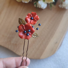 Charger l&#39;image dans la galerie, épingle à cheveux avec fleurs oranges en porcelaine froide, feuilles bronze et perles bleu foncé pour coiffure bohème de mariage d&#39;automne