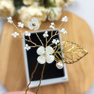 épingle à chignon florale avec perles de rocailles, petites fleurs et feuilles dorées pour coiffure de mariage champêtre ou bohème
