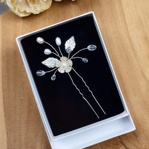 épingle à cheveux florale avec perles d'eau douce, cristal transparent et fleur et feuilles argentées en laiton pour chignon ou coiffure de mariage ou soirée