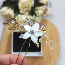 Charger l&#39;image dans la galerie, épingle à chignon avec cristaux transparents, strass, feuilles argentées et fleur blanche pour coiffure de mariage ou soirée