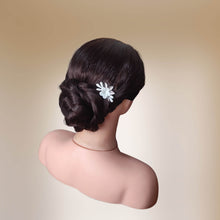 Charger l&#39;image dans la galerie, épingle à cheveux florale avec fleurs et bourgeons blancs en porcelaine froide et feuilles argentées en laiton pour coiffure de mariage