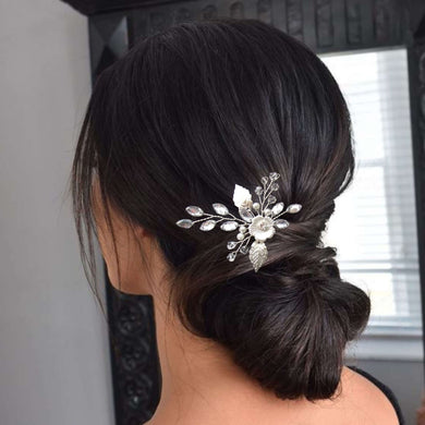 Petit bijou de cheveux floral avec cristal et strass transparents et feuilles argentées monté sur épingle à chignon pour coiffure de mariage