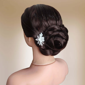 épingle à cheveux florale avec fleurs et bourgeons blancs en porcelaine froide et feuilles argentées en laiton pour coiffure de mariage