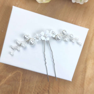 Petit bijou de cheveux sur épingle à chignon en perles nacrées et fleurs blanches pour coiffure de mariage ou soirée
