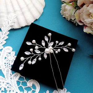 Bijou de cheveux en feuilles de strass transparent et perles nacrées monté sur une épingle à chignon pour coiffure de mariage ou soirée