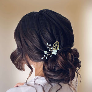 épingle à chignon florale avec perles de rocailles, petites fleurs et feuilles dorées pour coiffure de mariage champêtre ou bohème