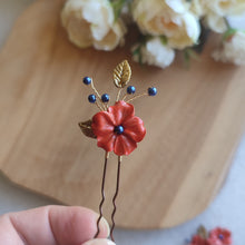 Charger l&#39;image dans la galerie, épingle à cheveux avec fleurs oranges en porcelaine froide, feuilles bronze et perles bleu foncé pour coiffure bohème de mariage d&#39;automne
