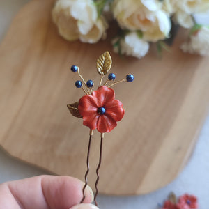 épingle à cheveux avec fleurs oranges en porcelaine froide, feuilles bronze et perles bleu foncé pour coiffure bohème de mariage d'automne