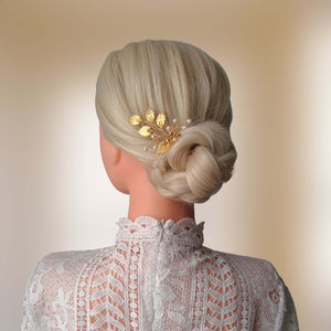 épingle à cheveux avec perles nacrées, feuilles et fleur dorées pour coiffure de mariage rustique ou champêtre