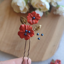 Charger l&#39;image dans la galerie, épingle à cheveux avec fleurs oranges en porcelaine froide, feuilles bronze et perles bleu foncé pour coiffure bohème de mariage d&#39;automne