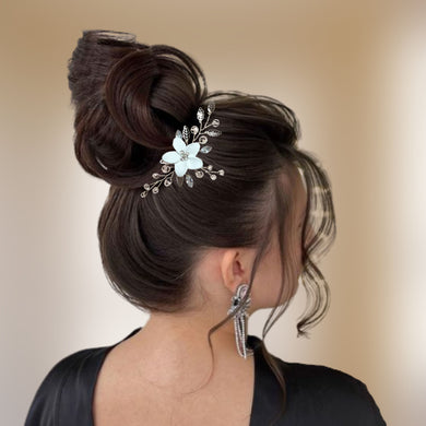 épingle à chignon avec cristaux transparents, strass, feuilles argentées et fleur blanche pour coiffure de mariage ou soirée