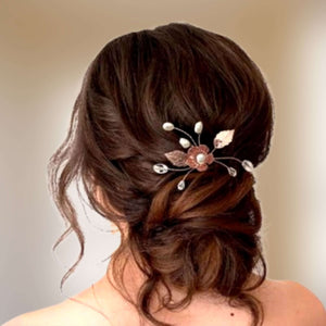 épingle à cheveux florale avec perles d'eau douce, cristal transparent et fleur et feuilles or rose en laiton pour chignon ou coiffure de mariage ou soirée