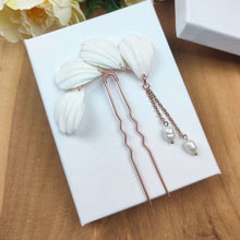 Charger l&#39;image dans la galerie, petit bijou de cheveux sur épingle à chignon avec 4 feuilles blanches en porcelaine froide et 2 perles naturelles pendantes de 2 chaînettes en or rose de différentes longueurs