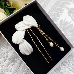 petit bijou de cheveux sur épingle à chignon avec 4 feuilles blanches en porcelaine froide et 2 perles d'eau douce pendantes de 2 chaînettes dorées de différentes longueurs
