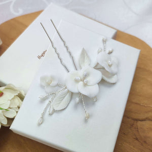 Epingle à chignon avec fleurs et feuilles blanches en porcelaine froide et perles en nacre véritable pour chignon ou coiffure de mariage