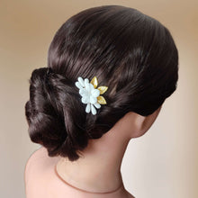 Charger l&#39;image dans la galerie, épingle à cheveux florale avec fleurs et bourgeons blancs en porcelaine froide et feuilles dorées en laiton pour coiffure de mariage