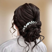 Charger l&#39;image dans la galerie, Petit bijou de cheveux sur épingle à chignon en perles nacrées et fleurs blanches pour coiffure de mariage ou soirée