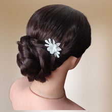 Charger l&#39;image dans la galerie, épingle à cheveux florale avec fleurs et bourgeons blancs en porcelaine froide et feuilles argentées en laiton pour coiffure de mariage