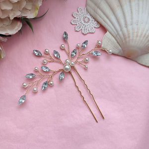 Bijou de cheveux en feuilles de strass transparent et perles nacrées monté sur une épingle à chignon pour coiffure de mariage ou soirée
