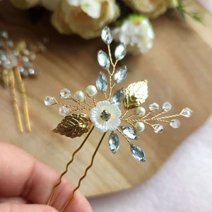 Petit bijou de cheveux floral avec cristal et strass transparents et feuilles dorées monté sur épingle à chignon pour coiffure de mariage