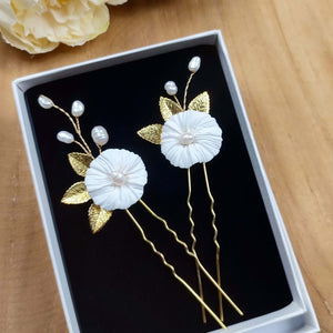 Lot de 2 épingles à cheveux avec fleurs blanches en argile polymère, perles naturelles d'eau douce et feuilles dorées pour coiffure de mariage ou soirée