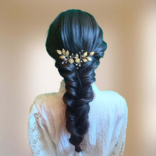 Charger l&#39;image dans la galerie, épingles à cheveux avec perles nacrées, feuilles et fleur dorées pour coiffure de mariage rustique ou champêtre