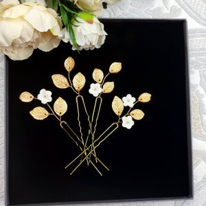 Lot de 4 épingles à cheveux florales avec feuilles dorées et petites fleurs blanches pour coiffure de mariage champêtre