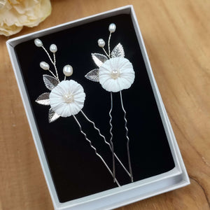 Lot de 2 épingles à cheveux avec fleurs blanches en argile polymère, perles naturelles d'eau douce et feuilles argentées pour coiffure de mariage ou soirée