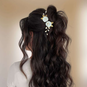 Lot de 2 épingles à cheveux avec fleurs blanches en argile polymère, perles naturelles d'eau douce et feuilles dorées pour coiffure de mariage ou soirée