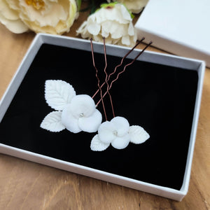 Duo épingles à chignon avec fleurs et feuilles blanches en porcelaine froide pour coiffure de mariage