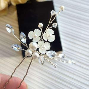 épingle à cheveux florale avec perles, cristal, strass et petites fleurs pour coiffure de mariage champêtre-chic ou bohème