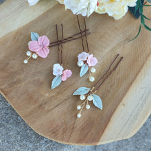 Charger l'image dans la galerie, Epingles cheveux mariage Elina en porcelaine fleurs rose et ivoire avec perles, accessoires coiffure mariée faits main