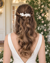 Charger l'image dans la galerie, Épingles à cheveux à fleurs blanches en porcelaine froide et perles naturelles, placées agrémentant une demi-attache sur cheveux longs ondulés.