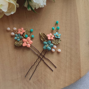 lot de deux épingles à cheveux avec fleurs et feuilles en porcelaine froide teintes à la mais en couleurs d'automne et des perles en cristal aux couleurs assorties aux fleurs pour coiffure de mariage bohème