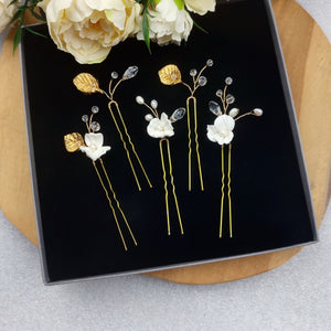 Lot de 5 épingles à cheveux florales avec feuilles blanches et feuilles dorées en argile polymère, cristaux transparents et perles naturelles d'eau douce pour coiffure de mariage champêtre chic