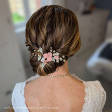 Charger l'image dans la galerie, Epingles cheveux Elina portées sur chignon bas, accessoires mariage en porcelaine fleurs et perles faits main