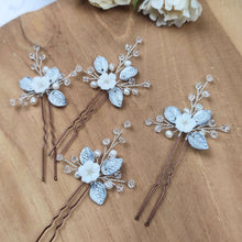 Charger l&#39;image dans la galerie, épingles à chignon florales avec feuilles argentées et fleur blanche en porcelaine froide, cristal et perles naturelles d eau douce pour coiffure de mariage ou soirée