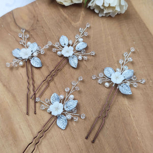 épingles à chignon florales avec feuilles argentées et fleur blanche en porcelaine froide, cristal et perles naturelles d eau douce pour coiffure de mariage ou soirée