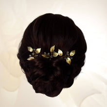 Charger l&#39;image dans la galerie, Lot de 3 épingles à cheveux en feuilles dorées et petits cristaux transparents pour coiffure de mariage